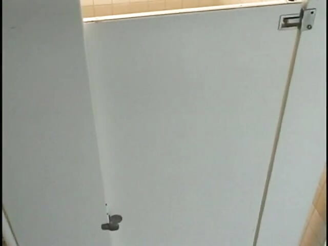 Těsný jako brassiere Dude navrhl blonďatou vysokoškolačku Allysin Chaynes, aby mu sála ptáka