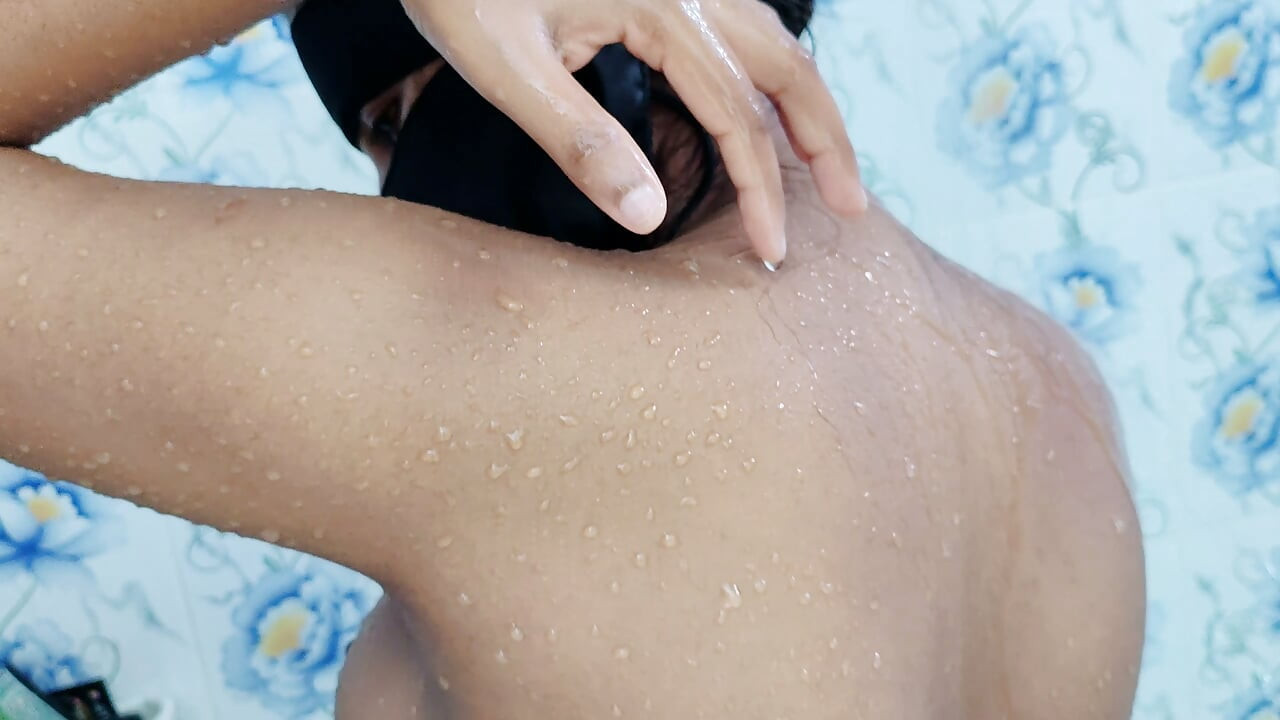 18+ สาววิทยาลัยอาบน้ําแก้ผ้าและใช้นิ้ว Xxx
