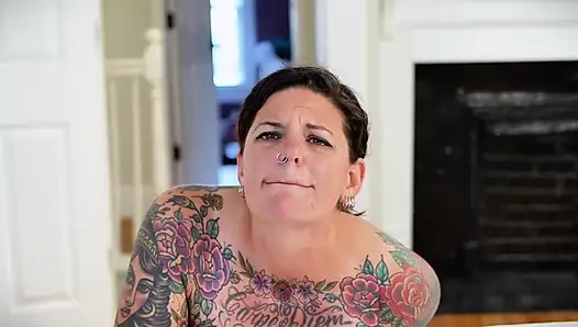 Carrie capri makineyle domalarak sikiliyor ve sert boşalıyor!