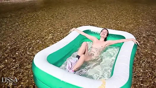 Pijamalarım ve çoraplarımla dalıyorum