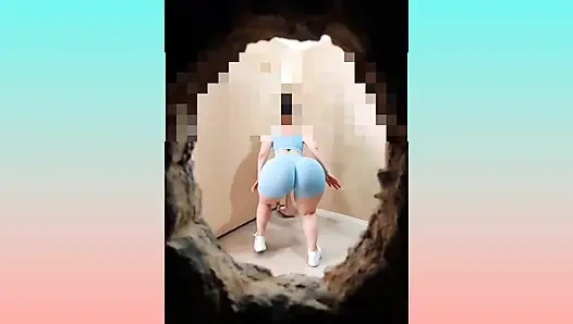 Soyunma odasında büyük götlü zengin kadın