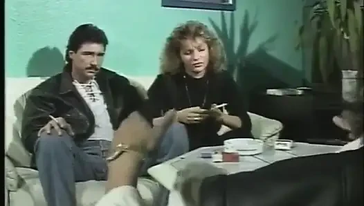 Горячая блондинка MILF в подтяжках