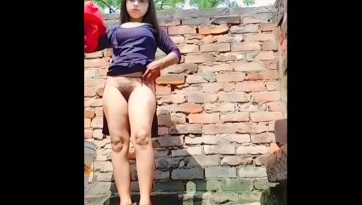 India caliente adolescente chica bañándose en video