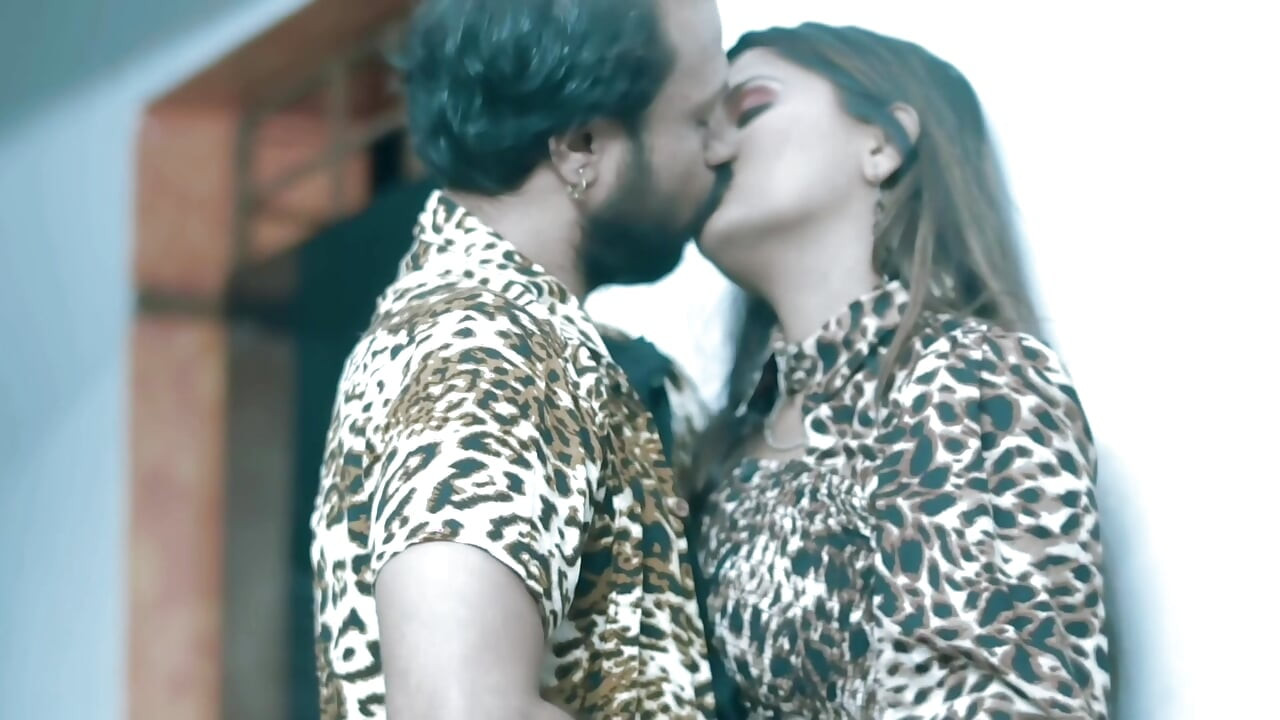 Sudipa ko akele me dekh kar chhinar dever ne jabbar dasti pel diya