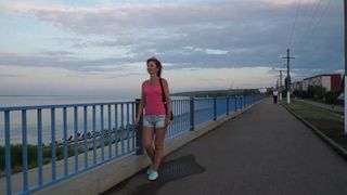 Caminhando pelo dique da cidade de Khvalynsk