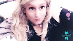 Транс-девушка скачет на дилдо в Вегасе