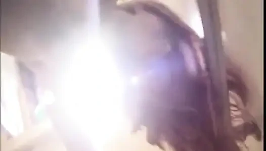 Возбужденный чувак заходит на горячую крошку в туалете и делает ей хорошую шпилю