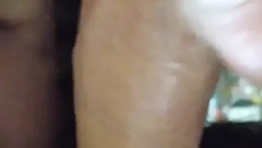 Seksi kız arkadaş aşağı atıyor!