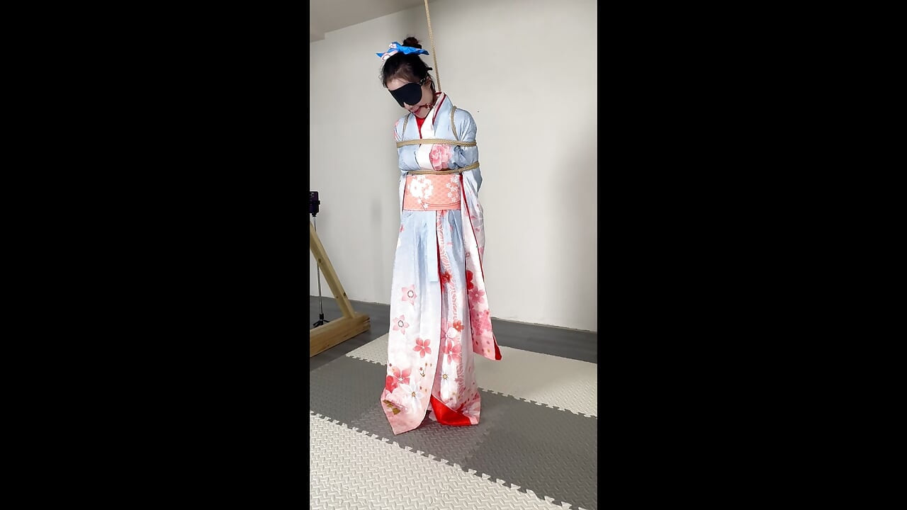 Versiunea culminant a purtând un kimono într-o zi însorită
