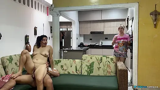 Aku di depan istriku sama temannya sendiri! Dia bahkan tidak menyadarinya!