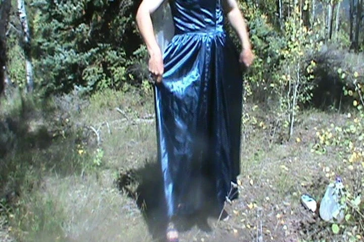 Mavi saten elbise