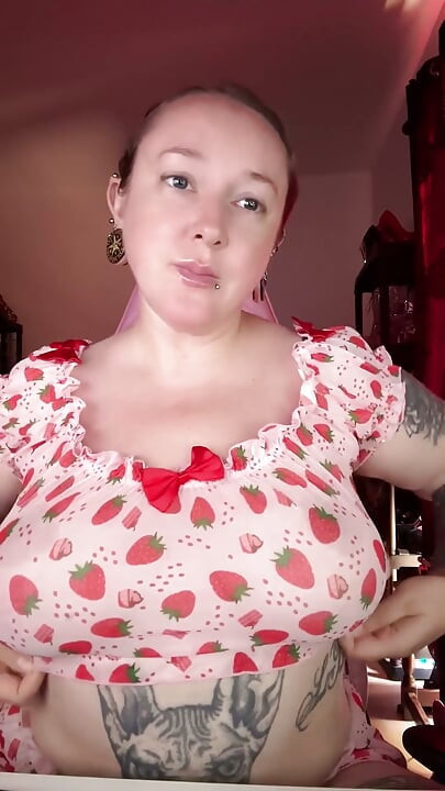Levantando la parte superior, provocando tetas alegres, comandándote a correrte