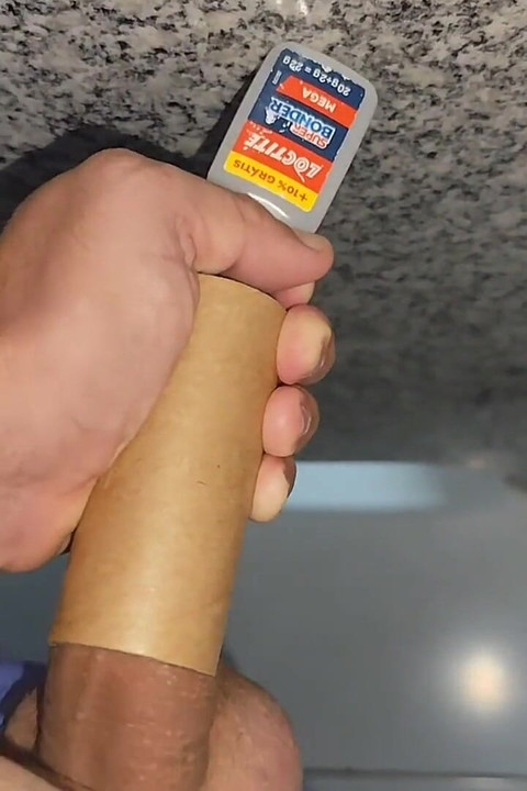 デカくてまっすぐなチンポが接着剤でいっぱいのファックに突き刺さっています。