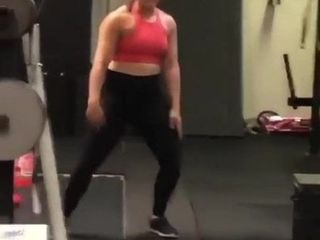 Deonna Purrazzo danst in de sportschool