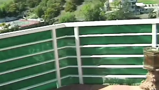 Ateşli esmer ve adam krem şanti ile kaplanıyor