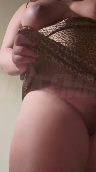 来自“印度阿拉伯女大学生展示胸部和阴户的精彩时刻 - XXX性爱视频 - 真正的阿拉伯巨乳”