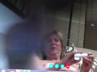 Oma masturbiert vor der Webcam