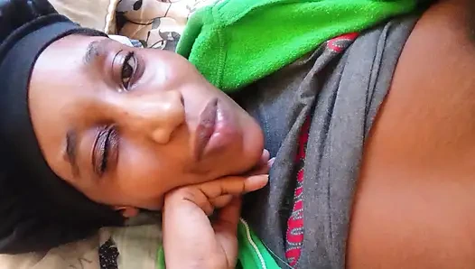 Hizmetçimin memelerini emmek istiyorum