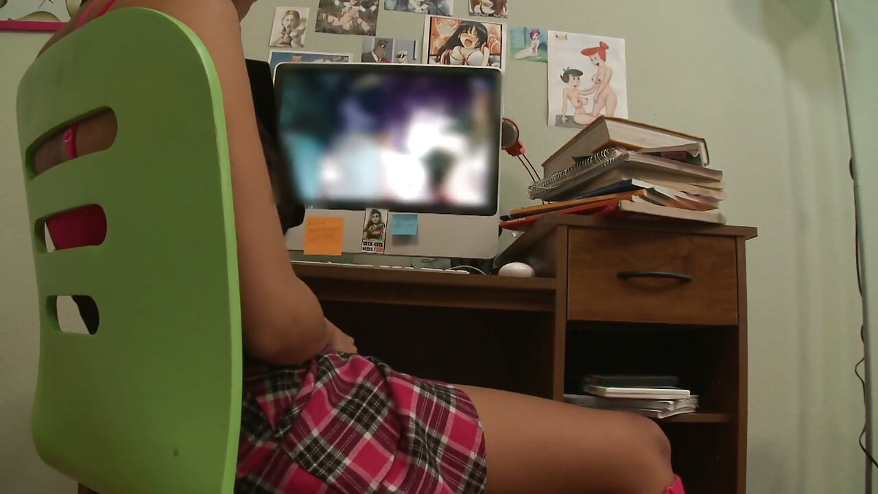 ナチュラル巨乳の可愛い子が、突かれながらおまんこを弄ってる