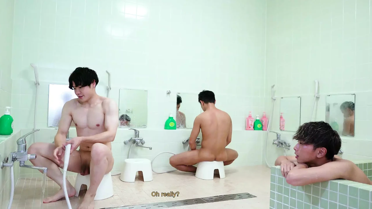 朋友们在公共温泉浴场裸体