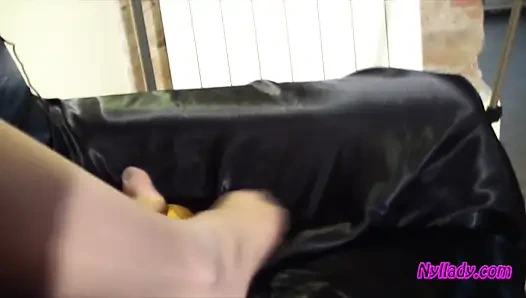Nyllady lastik sıkıyor hortumlu ayaklarına masaj yapıyor