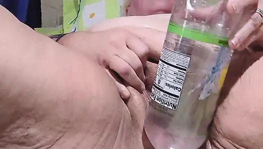 Cewek ini lagi asik ngentot pakai botol