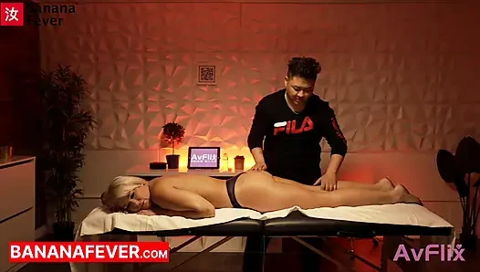 Şişman Çinli masaj terapisti beyaz orta yaşlı seksi kadını tam hizmet mutlu sonla baştan çıkarıyor