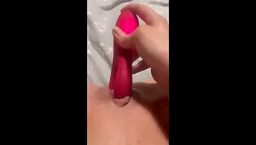 Милфа играет в любительском видео, пока муж наблюдает за кубком мира внизу