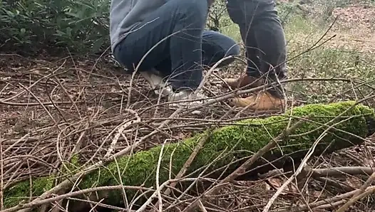 Ormanda gerçek amatör orta yaşlı seksi kadın.