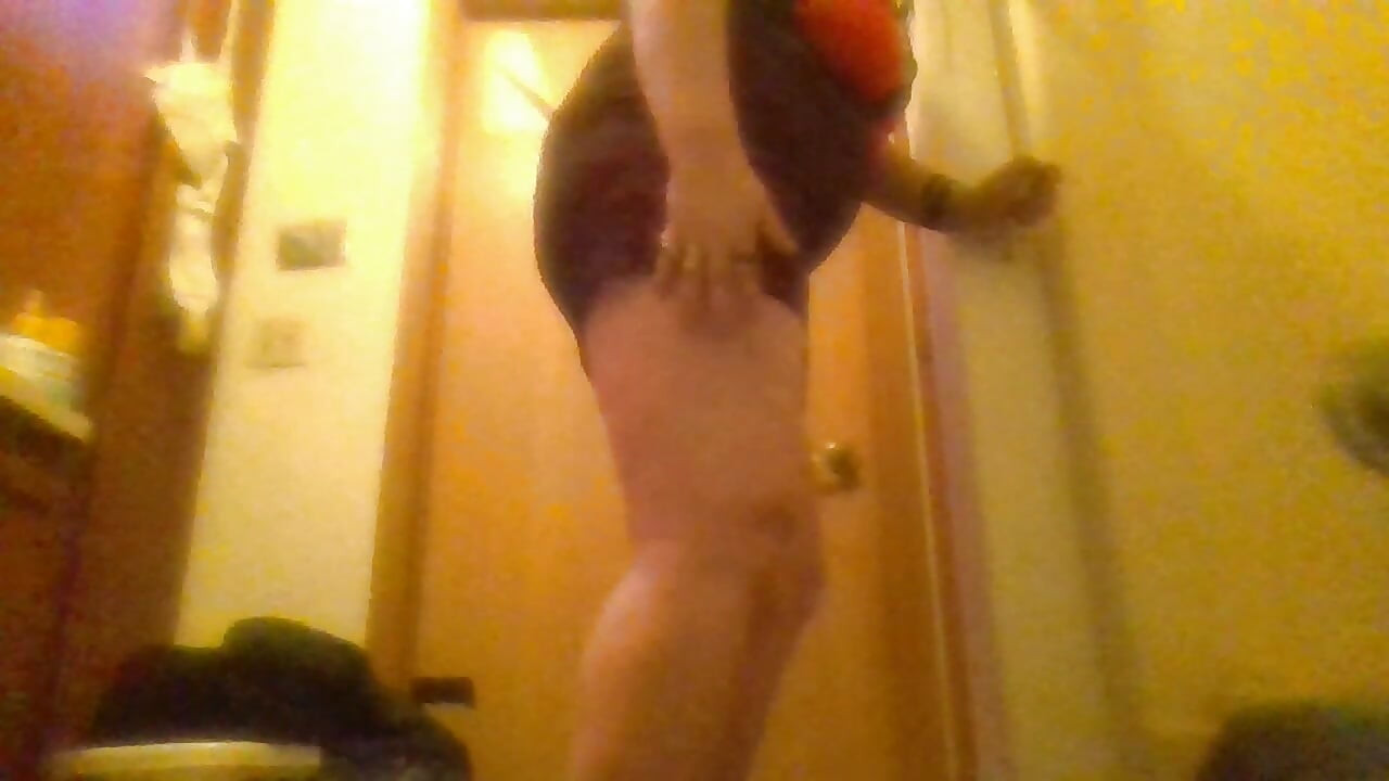 Chatte moulante sexy et sexy, grosse robe rouge, culotte noire