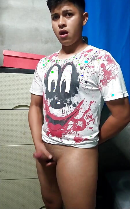 厌倦了健身房的艾伦·托克斯在他的房间里自慰