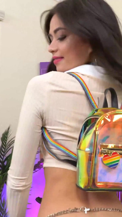 (Versiune îmblânzită) Excitată Scarlett Alexis adoră să fie futută de Bryan Gozzling!