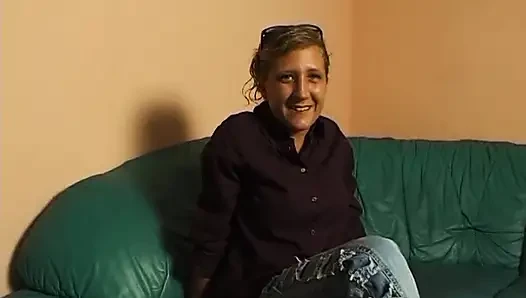 Küçük memeli sarışın oyuncu seçmelerinde amını ovuyor ve parmaklıyor