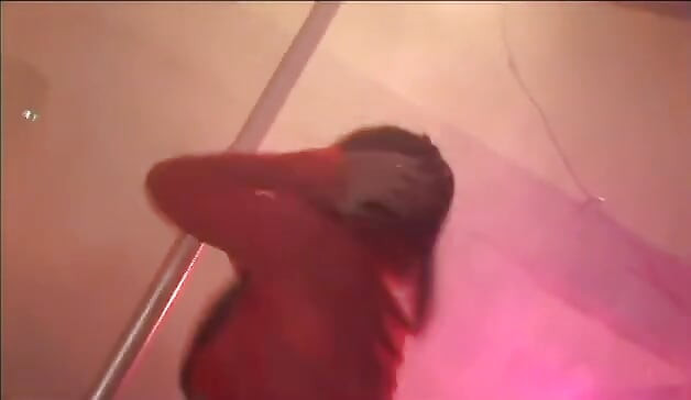 長い脚の赤ん坊が彼女の滑りを舐める
