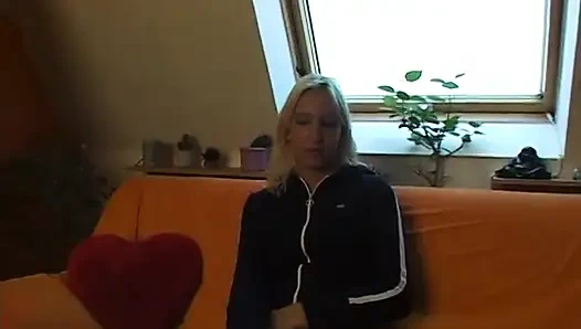 Genç sarışın soyunuyor ve vücudunu gösteriyor