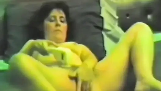 Azgın bir esmer iki dildoyla mastürbasyon yapıyor