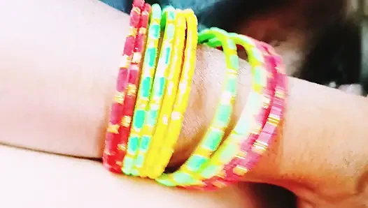 Hintli sari ev hanımı kocasını swamiji ile sikiyor Telugu edepsizce konuşuyor.