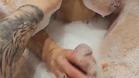 Перед взаимной мастурбацией в ванной, сексуальная жена обожает сосать хуй