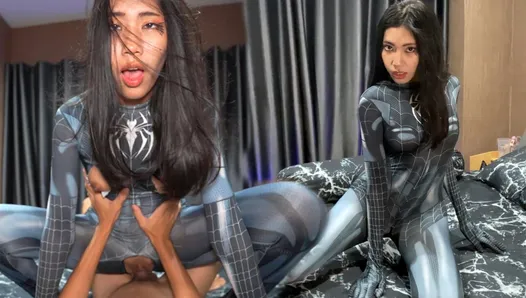 Cette petite spider girl n’arrive pas à tenir son côté excité