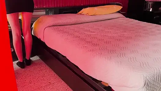 Tukang pijat nakal ini lagi asik dudukin wajah pelanggannya dan ngentot pantatnya habis-habisan sampai crot di dalam