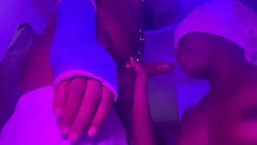 Грязная толстушка, чернокожая тинка делает лучшие губы с присоской DFSL крупным планом в любительском видео