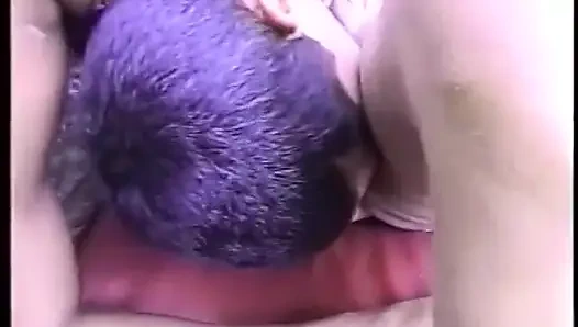 Загоревший ебарь засадил в задницу другой мужик после того, как их подруги сбили пыль со старого Sombrero