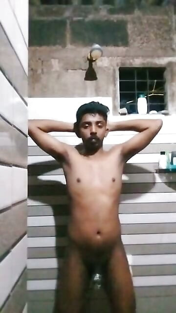 Ředitel Shithin Fag ve sprše a s mýdlem jí