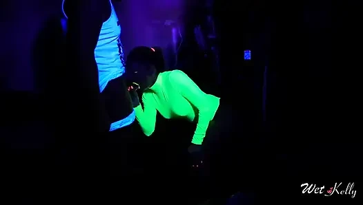 Neon vücudundaki ateşli orta yaşlı seksi kadın karanlıkta sikişmeyi seviyor
