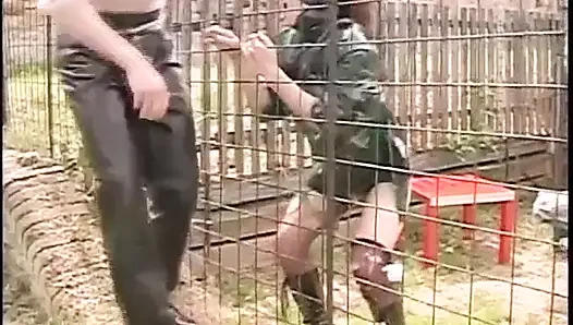 İtaatkar lateks kadın evcil hayvan götten yarak almaya hazır