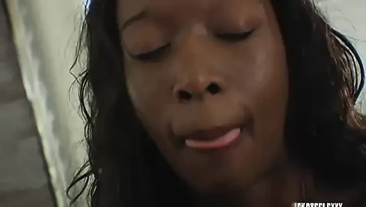 Stacey cash si cewek cantik kulit hitam yang super sange lagi asik nyepong kontol raksasa pria kulit hitam