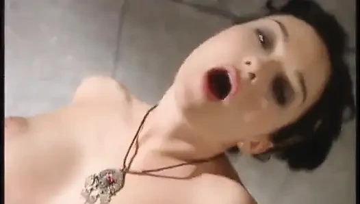 Cewek-cewek ini lagi asik nikmatin kontol sebelum tiba-tiba didobel penetasi