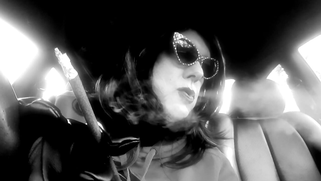 MOMMY ENJOYS HER MORE 120 MENTHOLS WHILE SITTING IN HER CAR