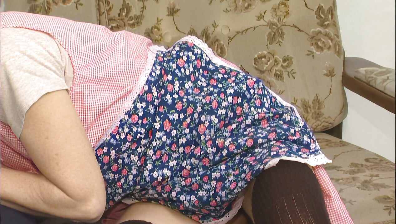 Zralá děvka cucá ptáka a pak dostává pořádný hluboký průnik