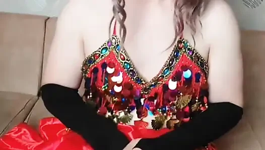 Kırmızı baştan çıkarıcı elbiseli göbek dansçısı kadın